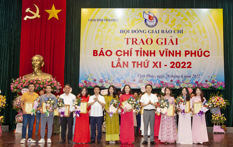 Ban tổ chúc trao giải cho các tác giả, nhóm tác giả tại Giải Báo chí tỉnh Vĩnh Phúc lần thứ 11