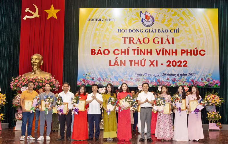 Ban tổ chúc trao giải cho các tác giả, nhóm tác giả tại Giải Báo chí tỉnh Vĩnh Phúc lần thứ 11