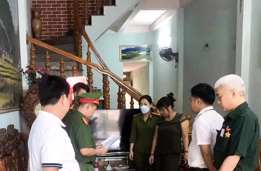 Cơ quan Công an đọc lệnh khởi tố, bắt giam Nguyễn Thị Chiến về hành vi cho vay nặng lãi trong giao dịch dân sự. Ảnh: Công an Hà Giang