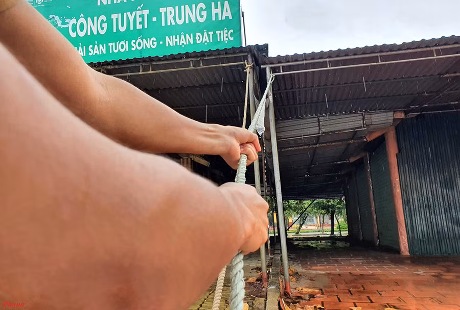 Người dân chằng chống hàng quán dọc bãi biển Cửa Lò