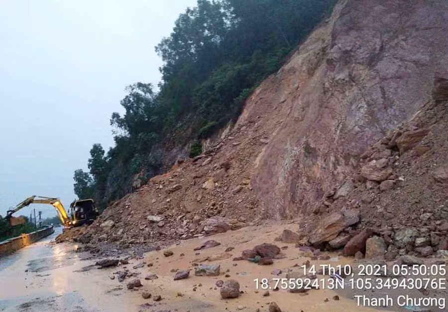 Rú Nguộc ở huyện Thanh Chương bị sạt lở vào sáng nay