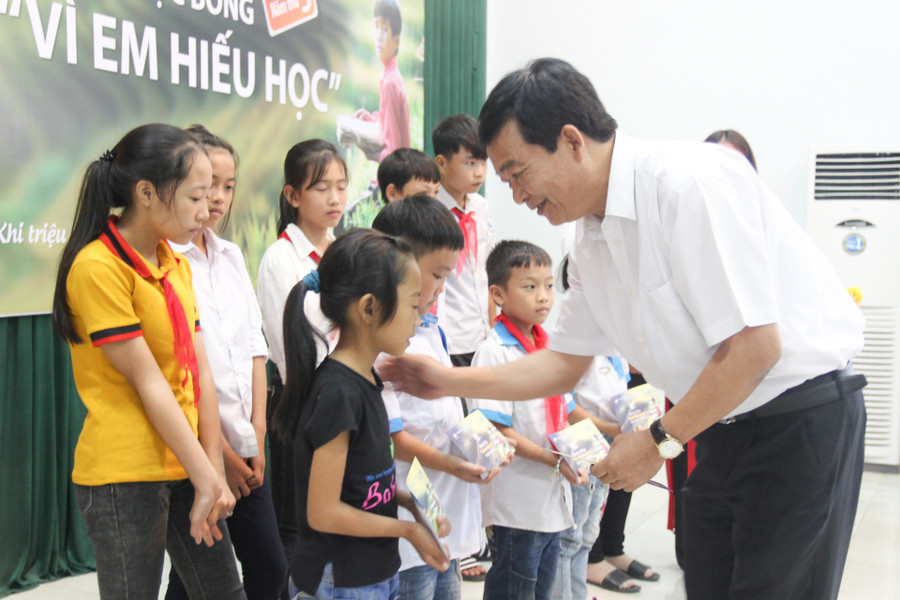 Học sinh các xã nghèo huyện Diễn Châu, Nghệ An nhận học bổng Học sinh các xã nghèo huyện Diễn Châu, Nghệ An nhận học bổng