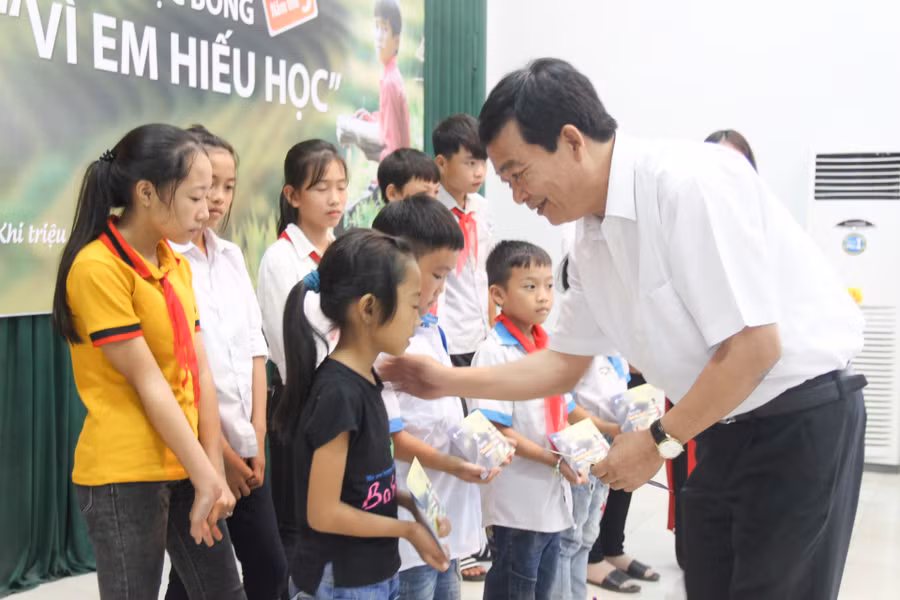 Học sinh các xã nghèo huyện Diễn Châu, Nghệ An nhận học bổng