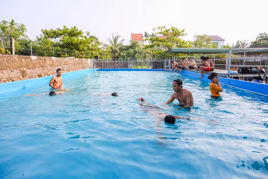 Nhiều địa phương, trường học tại Nghệ An lắp bể bơi mini dạy bơi cho học sinh
