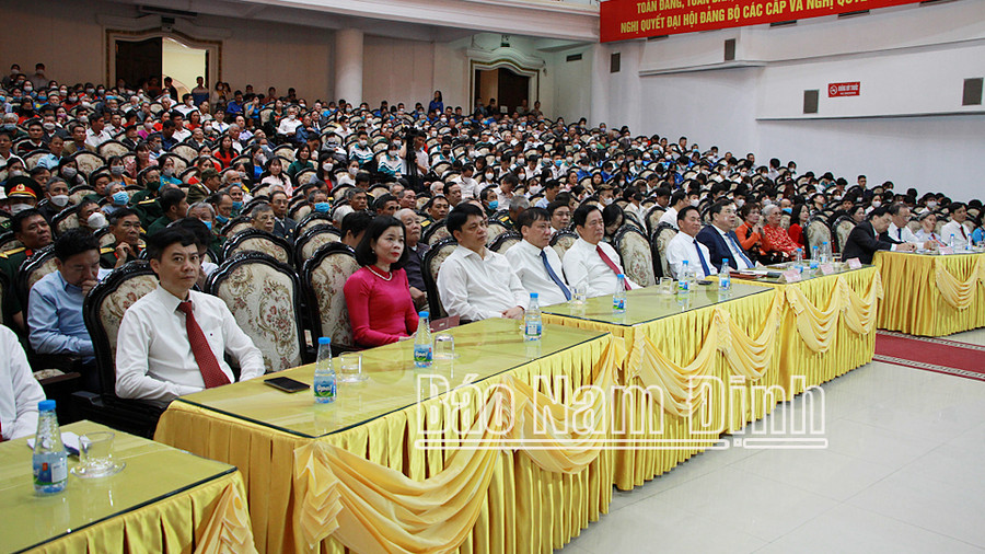 Quang cảnh buổi lễ phát động và trao học bổng "Học không bao giờ cùng". Quang cảnh buổi lễ phát động và trao học bổng "Học không bao giờ cùng".
