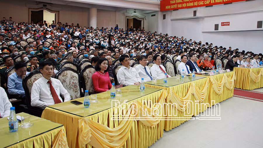 Quang cảnh buổi lễ phát động và trao học bổng "Học không bao giờ cùng". Quang cảnh buổi lễ phát động và trao học bổng "Học không bao giờ cùng".