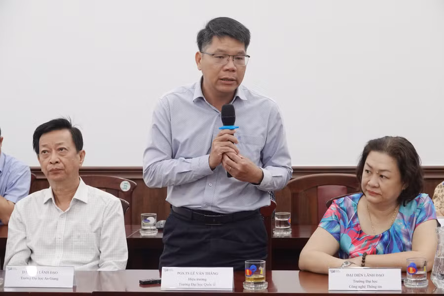 PGS.TS Lê Văn Thăng, Hiệu trưởng Trường Đại học Quốc tế, Đại học Quốc gia TPHCM nêu ý kiến tại buổi tọa đàm. Ảnh: HCMIU