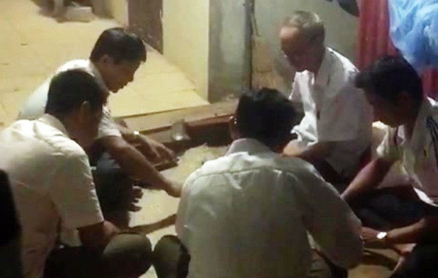 Nhóm cán bộ xã Hợp Thành đánh bài ăn tiền tại trụ sở UBND xã vào ban đêm. Ảnh: Cắt từ clip. Nhóm cán bộ xã Hợp Thành đánh bài ăn tiền tại trụ sở UBND xã vào ban đêm. Ảnh: Cắt từ clip.