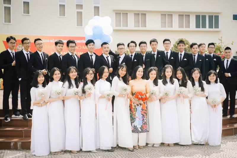 Cô Nguyễn Thị Thanh Thúy và học trò.