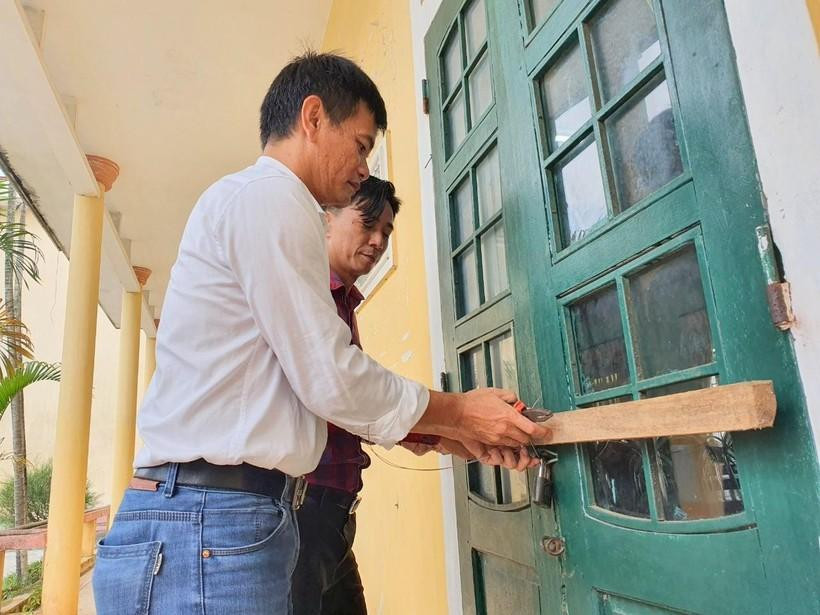 Giáo viên tại Trường Tiểu học và THCS Gio Việt, huyện Gio Linh gia cố cửa phòng chống mưa bão.