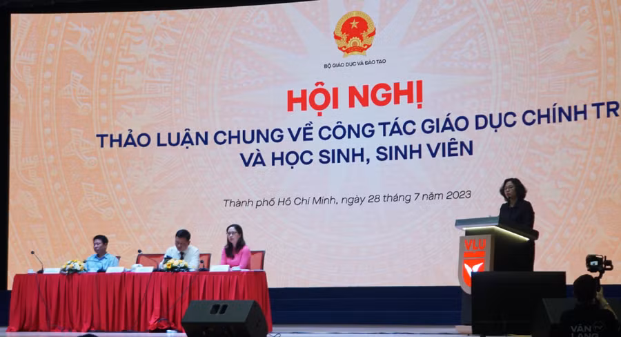 Thứ trưởng Ngô Thị Minh phát biểu tại phiên thảo luận chung về công tác giáo dục chính trị, công tác học sinh, sinh viên, ngày 28/7. Ảnh: Mạnh Tùng.