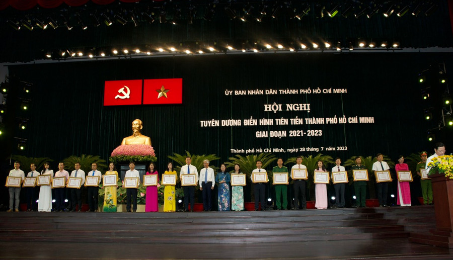 Các tập thể, cá nhân được trao bằng khen tại tại hội nghị. (Ảnh: Hoàng Phúc)