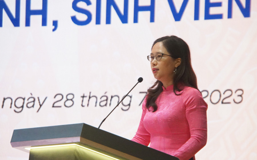 Bà Nguyễn Thị Nhung, Phó Vụ trưởng Vụ Giáo dục chính trị và Công tác học sinh, sinh viên (Bộ GD&ĐT) báo cáo kết quả phiên thảo luận của các Sở GD&ĐT. Ảnh: Mạnh Tùng. Bà Nguyễn Thị Nhung, Phó Vụ trưởng Vụ Giáo dục chính trị và Công tác học sinh, sinh viên (Bộ GD&ĐT) báo cáo kết quả phiên thảo luận của các Sở GD&ĐT. Ảnh: Mạnh Tùng.