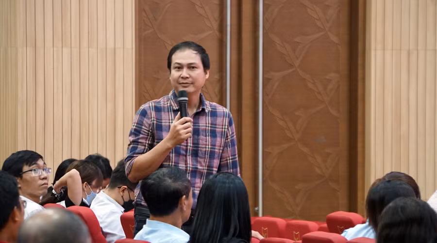 ThS Phạm Tuấn Hiệp - Trường Đại học Y Dược TPHCM nêu ý kiến tại phiên thảo luận ở khối đại học. Ảnh: Mạnh Tùng.