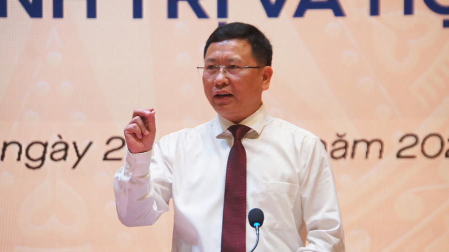 Ông Trần Văn Đạt, Quyền Vụ trưởng Vụ Giáo dục chính trị và Công tác học sinh, sinh viên (Bộ GD&ĐT) điều hành phiên thảo luận của các trường đại học. Ảnh: Mạnh Tùng. Ông Trần Văn Đạt, Quyền Vụ trưởng Vụ Giáo dục chính trị và Công tác học sinh, sinh viên (Bộ GD&ĐT) điều hành phiên thảo luận của các trường đại học. Ảnh: Mạnh Tùng.
