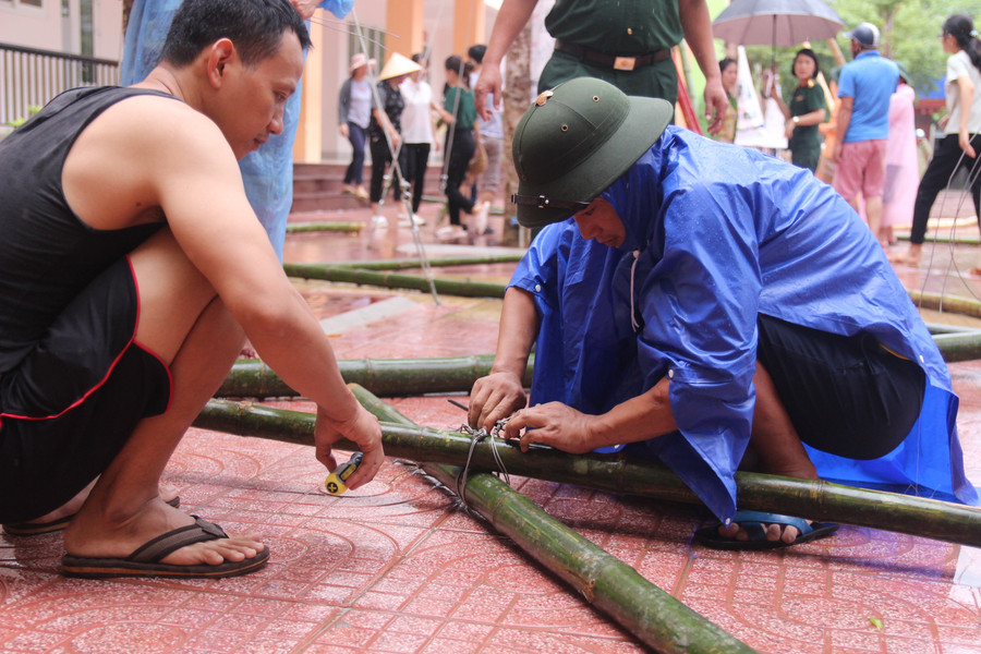 Mọi người làm việc trong thời tiết bắt đầu có mưa
