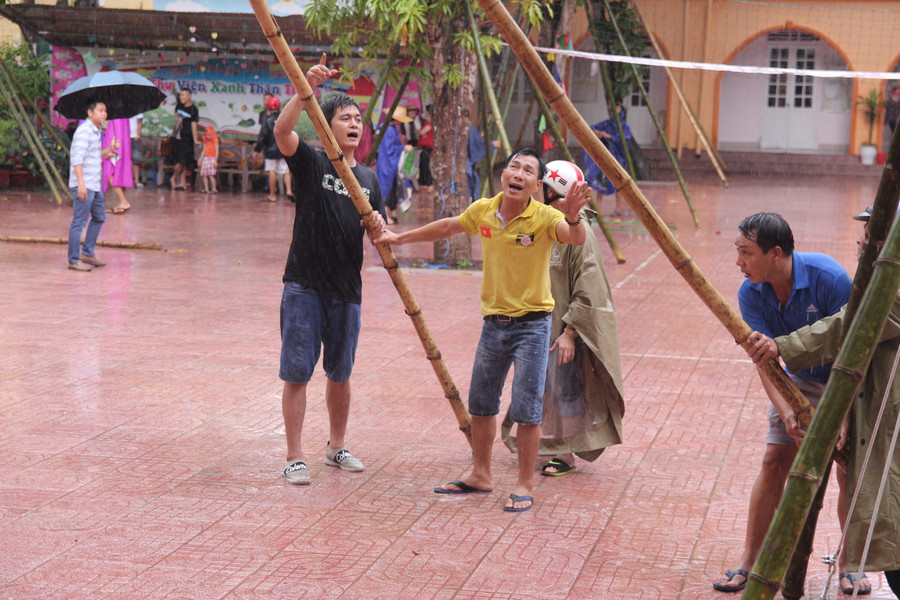 Trong buổi chiều 29/8, việc rào cây, di chuyển đồ vật, tài sản lớp học đến nơi an toàn đã được phụ huynh giúp đỡ nhà trường hoàn thành, đảm bảo an toàn