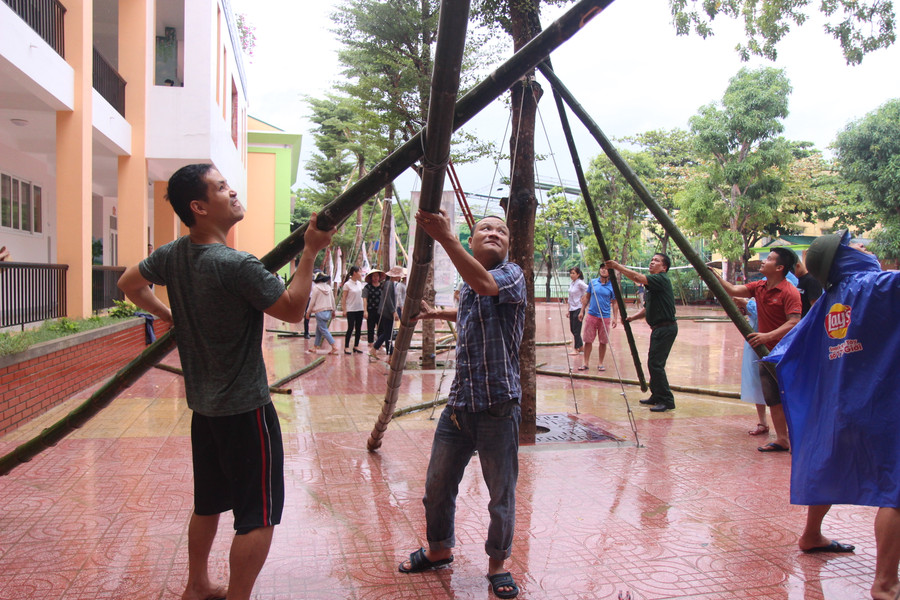 Tranh thủ những lúc ngớt mưa để làm việc