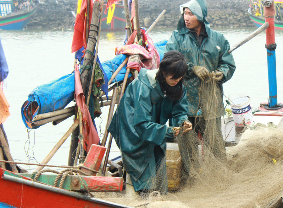 Ngư dân đưa thuyền về tránh bão.