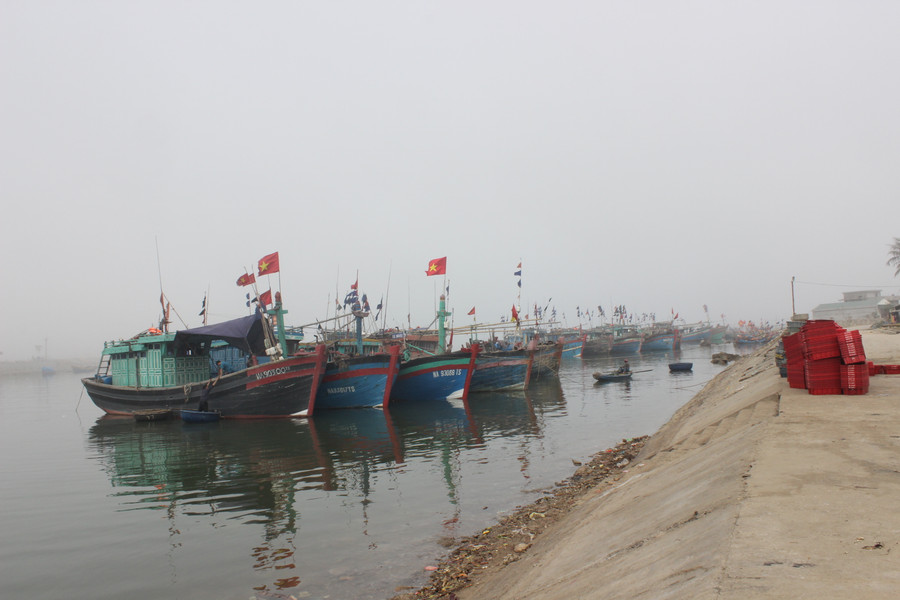 Tàu thuyền về tránh trú bão tại lạch Cờn, thị xã Hoàng Mai, Nghệ An