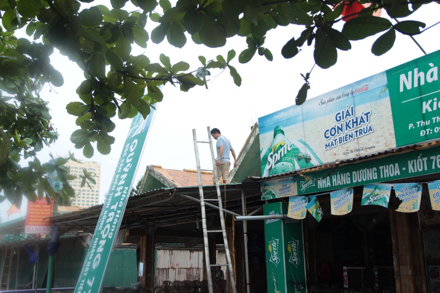 Chủ các kiot bán hàng ven biển Cửa Lò tháo dỡ biển hiệu, đóng cửa dịch vụ để đảm bảo an toàn.