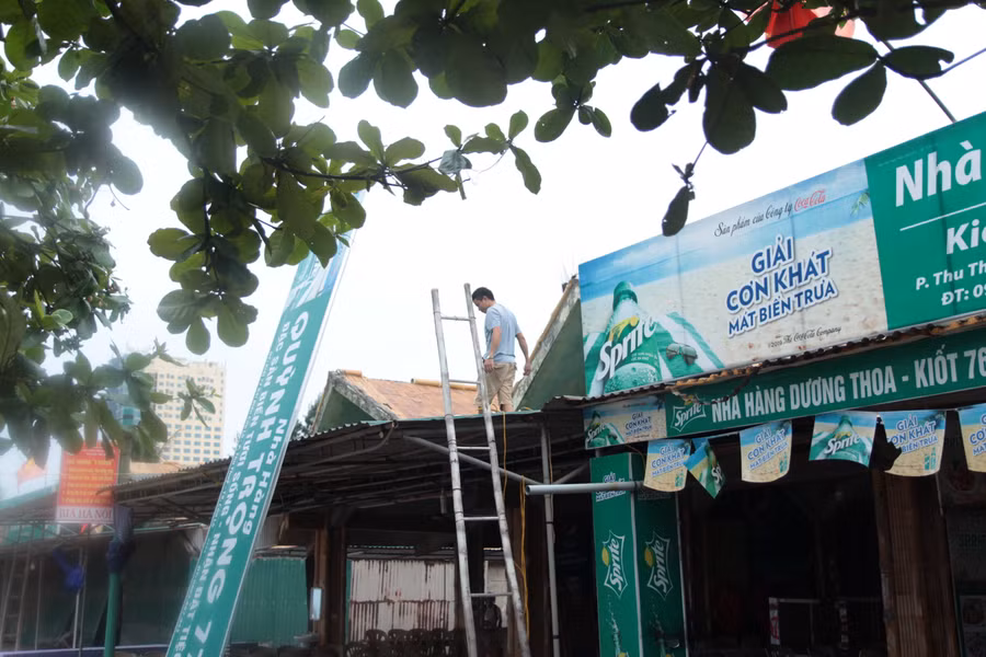 Chủ các kiot bán hàng ven biển Cửa Lò tháo dỡ biển hiệu, đóng cửa dịch vụ để đảm bảo an toàn.