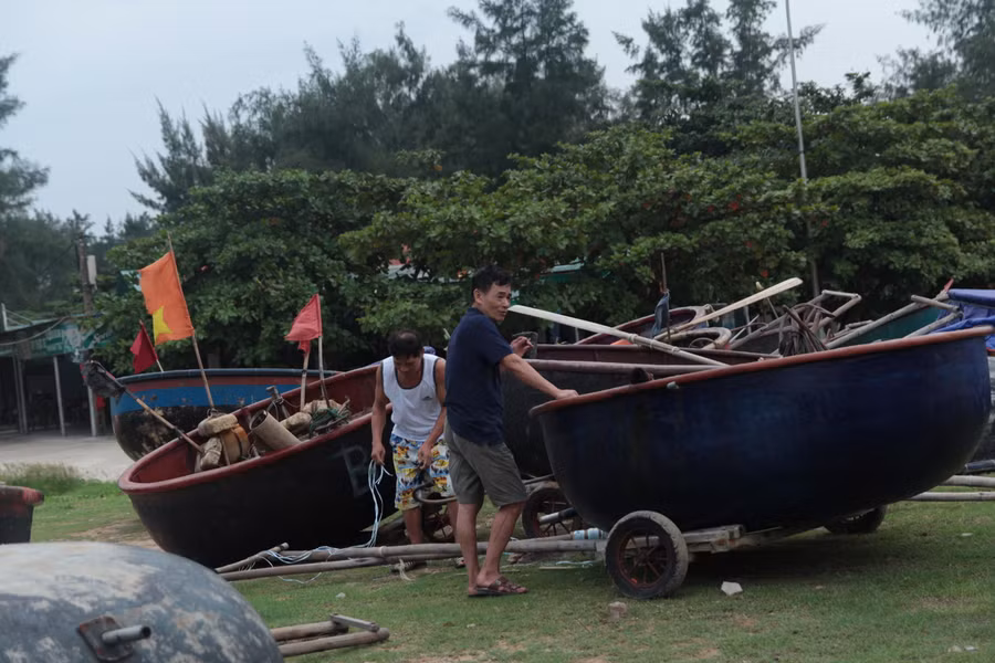 Ngư dân đưa thuyền mủng lên bờ để đảm bảo an toàn