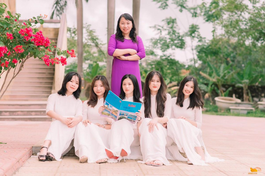 Thùy Dung (thứ ba từ trái qua) cùng cô giáo chủ nhiệm Đinh Thị Lý (áo tím). Thùy Dung (thứ ba từ trái qua) cùng cô giáo chủ nhiệm Đinh Thị Lý (áo tím).