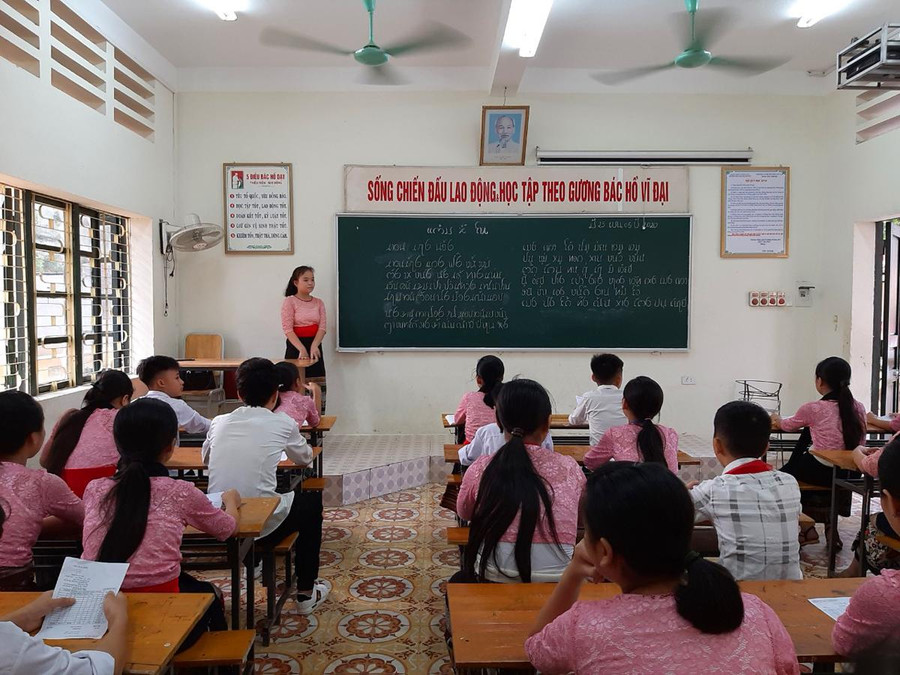 Học sinh được học chữ Thái tại Trường Phổ thông DTNT - THCS Thường Xuân (Thanh Hóa). Học sinh được học chữ Thái tại Trường Phổ thông DTNT - THCS Thường Xuân (Thanh Hóa).