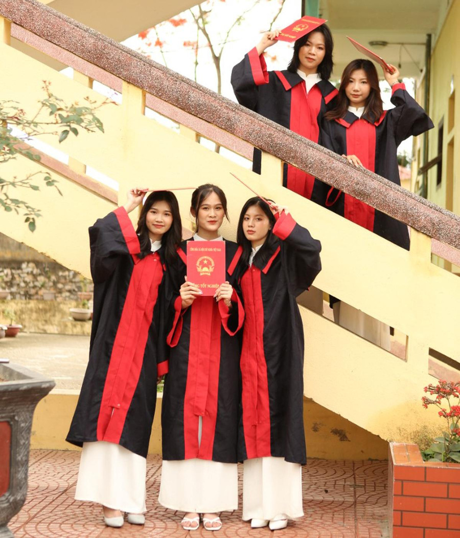 Thùy Dung (thứ ba từ trái qua) cùng học sinh Trường THPT Lê Hồng Phong. Thùy Dung (thứ ba từ trái qua) cùng học sinh Trường THPT Lê Hồng Phong.