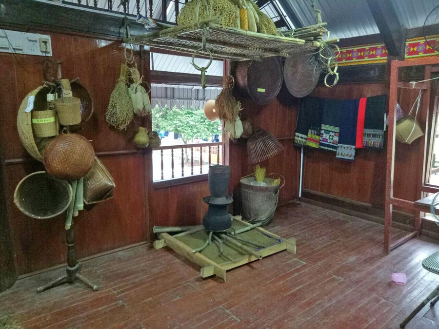Khu nhà sàn còn gọi là nhà truyền thống – nơi trưng bày các hiện vật, dụng cụ sinh hoạt của đồng bào dân tộc Thái. Khu nhà sàn còn gọi là nhà truyền thống – nơi trưng bày các hiện vật, dụng cụ sinh hoạt của đồng bào dân tộc Thái.