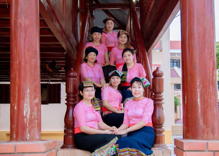 Cô Ngân Thị Tiên (ngồi giữa hàng đầu tiên từ dưới lên) cùng giáo viên nhà trường. Cô Ngân Thị Tiên (ngồi giữa hàng đầu tiên từ dưới lên) cùng giáo viên nhà trường.