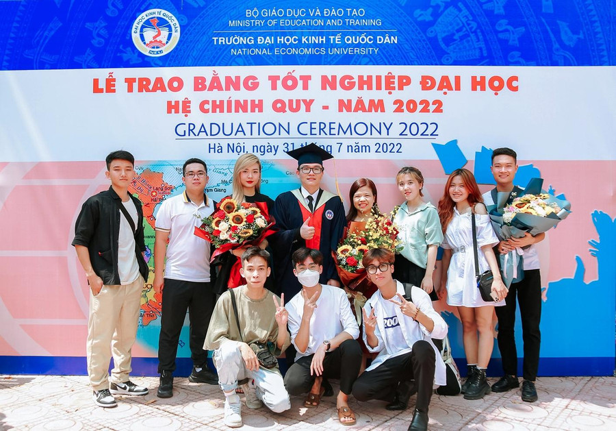 Thành Nam bên bạn bè sau buổi lễ nhận bằng tốt nghiệp dịp cuối tháng 7 vừa qua. Ảnh: Nhân vật cung cấp