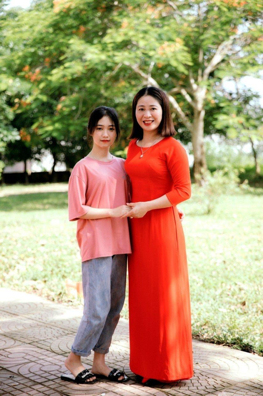 Cô giáo chủ nhiệm Đỗ Thanh Nga và nữ thủ khoa Nguyễn Thị Hạnh. Cô giáo chủ nhiệm Đỗ Thanh Nga và nữ thủ khoa Nguyễn Thị Hạnh.