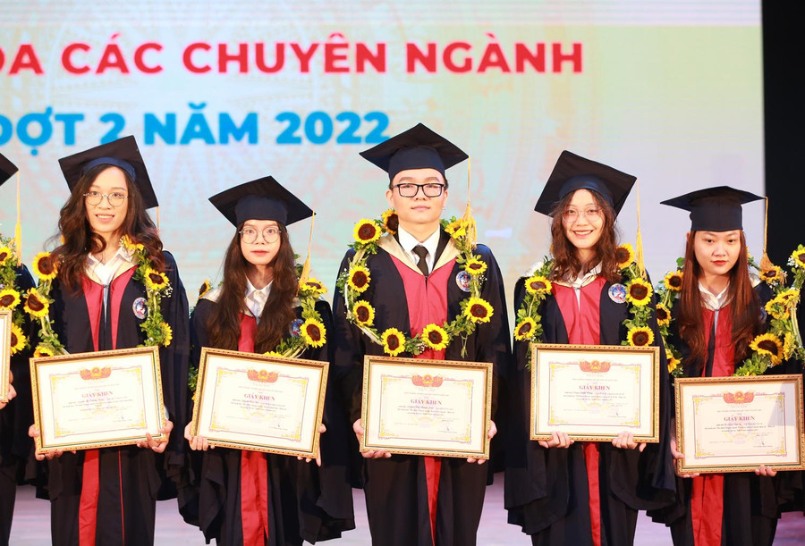 Thành Nam (giữa) tốt nghiệp loại xuất sắc, trở thành thủ khoa chuyên ngành Kinh tế tài nguyên, Đại học Kinh tế Quốc dân. Ảnh: Nhân vật cung cấp.