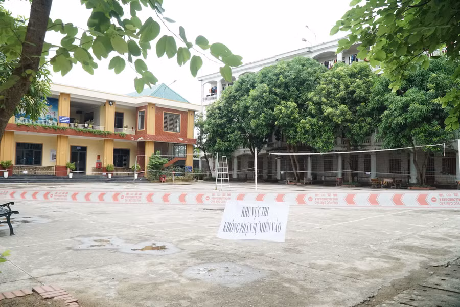 Giữa khu vực thi và khu nhà ở nội trú tại Trường phổ thông DTNT THPT tỉnh Nghệ An được chăng dây, ngăn cách để đảm bảo an toàn thi. Ảnh: Hồ Lài. Giữa khu vực thi và khu nhà ở nội trú tại Trường phổ thông DTNT THPT tỉnh Nghệ An được chăng dây, ngăn cách để đảm bảo an toàn thi. Ảnh: Hồ Lài.