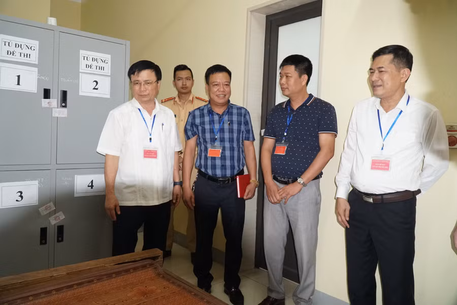 Đoàn công tác Ban chỉ đạo thi tốt nghiệp THPT tỉnh Nghệ An kiểm tra phòng đựng bài thi, đề thi tại Trường THPT Lê Hồng Phong (huyện Hưng Nguyên). Ảnh: Hồ Lài.