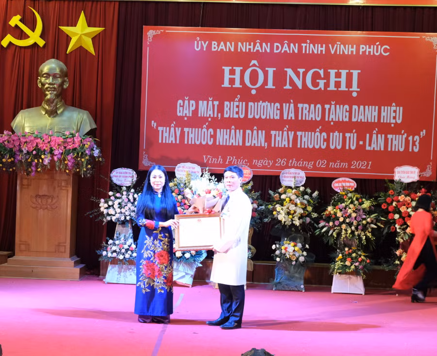 Thừa ủy quyền của Chủ tịch nước, Bí thư Tỉnh ủy Vĩnh Phúc Hoàng Thị Thúy Lan trao tặng danh hiệu Thầy thuốc Nhân dân cho bác sĩ Nguyễn Thanh Hải.