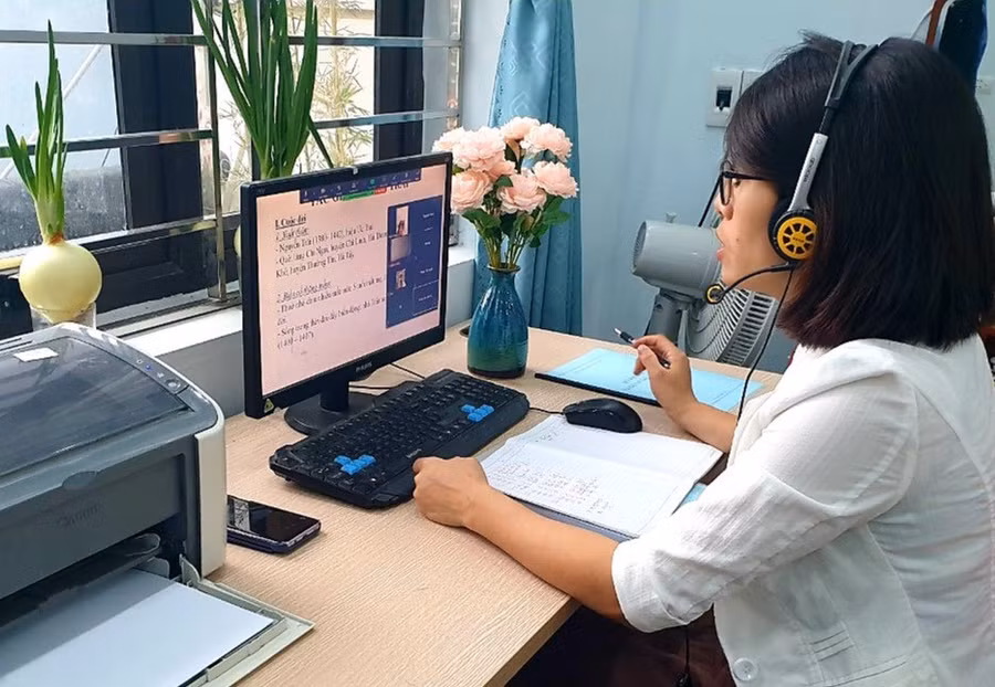Một giờ dạy trực tuyến môn Ngữ Văn tại Trung tâm GDNN-GDTX Vĩnh Tường - nơi có tỷ lệ học sinh tham gia học tập đạt trên 90%. Ảnh: Phan Hoàng