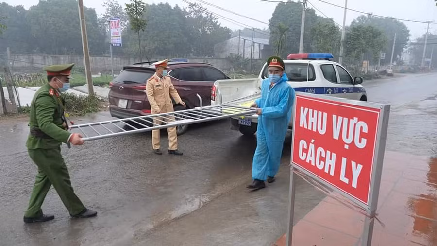 Lực lượng chức năng lập chốt cách ly tại xã Tiến Thắng, huyện Mê Linh. Ảnh: Tuyên Hoàng