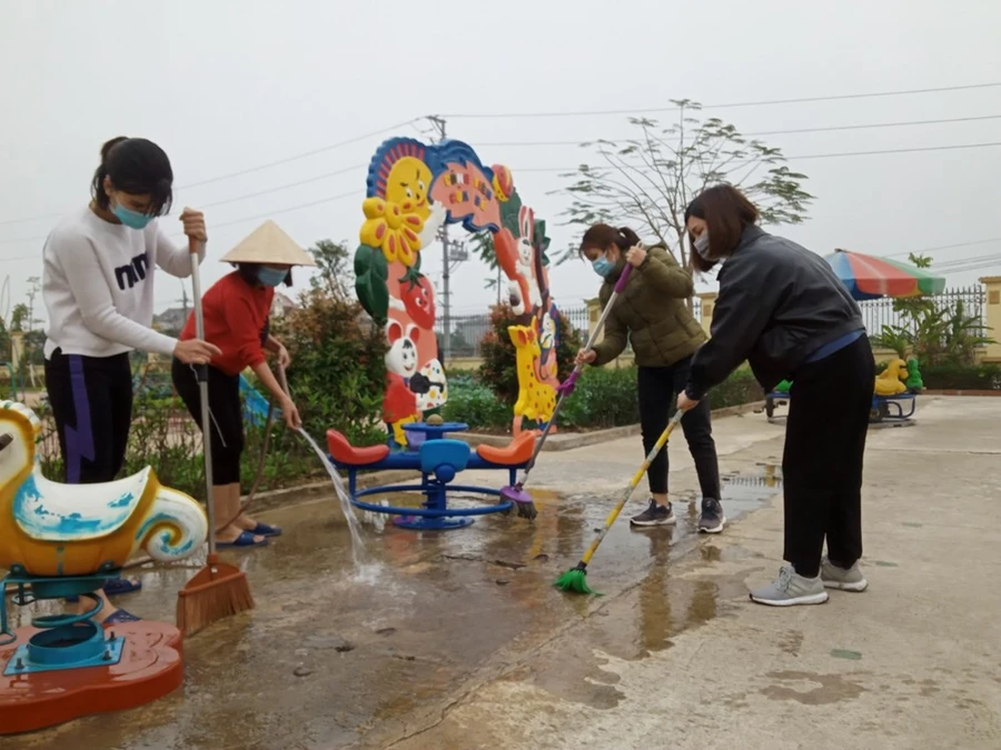 Giáo viên Trường Mầm non Tề Lỗ, huyện Yên Lạc vệ sinh trường lớp, sẵn sàng đón học sinh trở lại học