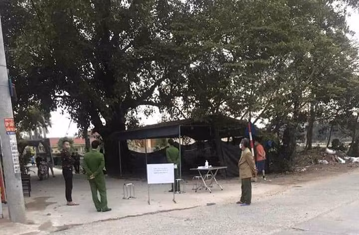 Lực lượng chức năng lập chốt tại thôn Chu Trần, xã Tiến Thịnh