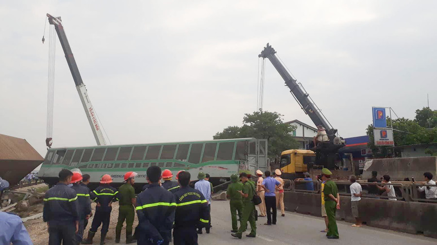 Lực lượng chức năng đang cẩu các toa tàu bị trật đường ray, giải tỏa giao thông.
