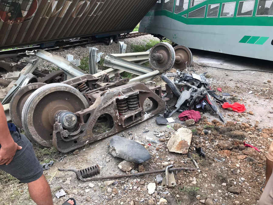 Bánh tàu hỏa hư hỏng, trật khỏi đường ray