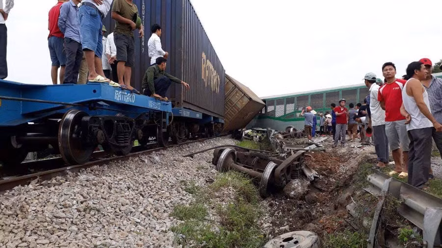 Có 2 toa trật khỏi đường ray, 1 toa rơi xuống ruộng, 1 toa tàu nằm vắt ngang đường