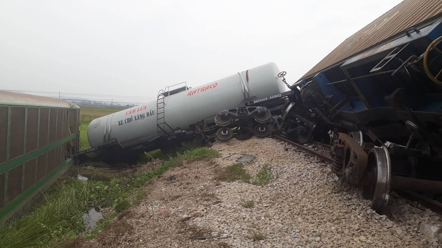 Vụ tai nạn khiến 4 toa tàu hàng lật khỏi đường ray.