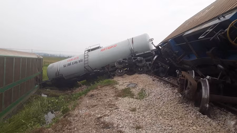 Vụ tai nạn khiến 4 toa tàu hàng lật khỏi đường ray.