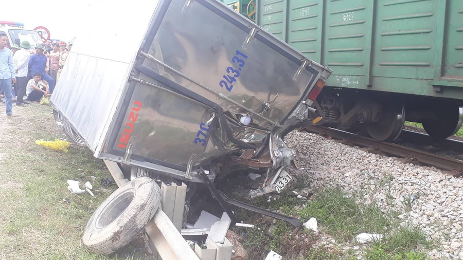 Xe tải hư hỏng nặng, biến dạng nằm bên đường ray.
