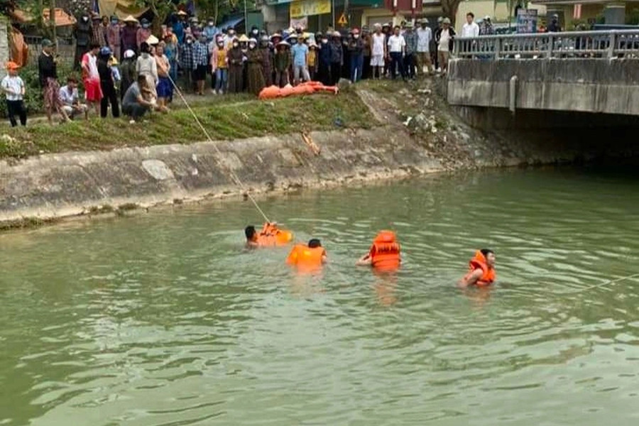 Chính quyền địa phương huy động lực lượng lặn mò, tìm kiếm dưới sông nghi có người nhảy cầu. Ảnh: NDCC Chính quyền địa phương huy động lực lượng lặn mò, tìm kiếm dưới sông nghi có người nhảy cầu. Ảnh: NDCC