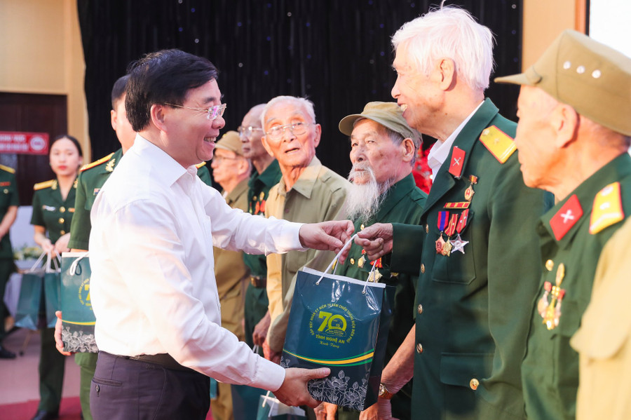 Ông Nguyễn Văn Thông - Phó Bí thư Thường trực Tỉnh ủy Nghệ An trao quà cho cựu chiến sĩ Điện Biên, thanh niên xung phong, dân công hỏa tuyến. Ảnh: Hồ Lài